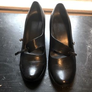 Black leather Dansko pumps size 10.5